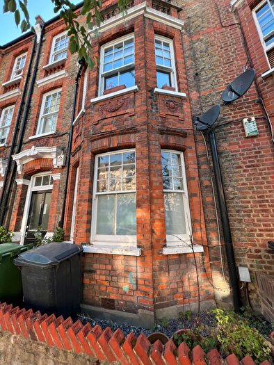 2 Bedroom Flat To Rent In Hackford Road, London, SW9