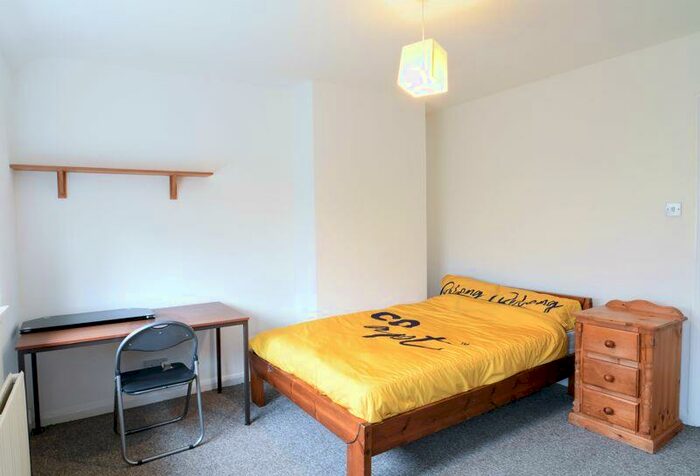 4 Bedroom Semi-Detached House To Rent In Southall Avenue, Brighton, BN2