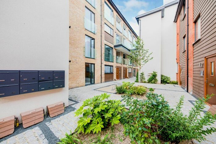 3 Bedroom Flat To Rent In Stour Street, Canterbury, Kent, CT1