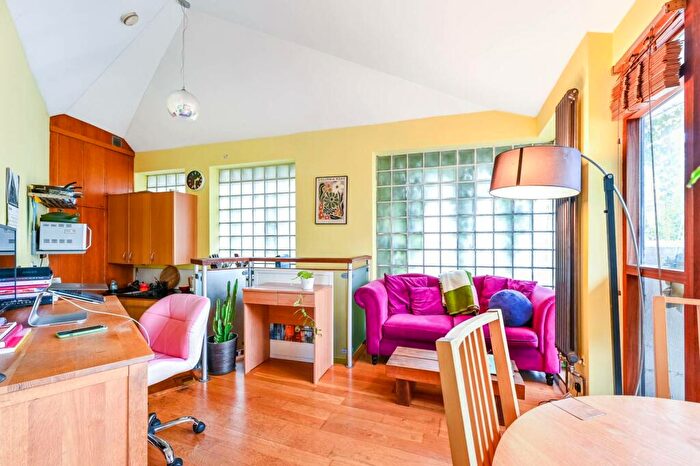 1 Bedroom Detached House To Rent In Gillespie Road, Arsenal, London, N5