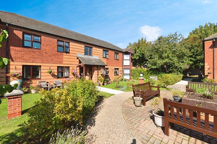 2 Bedroom Flat For Sale In Roseacre Gardens, Welwyn Garden City, AL7