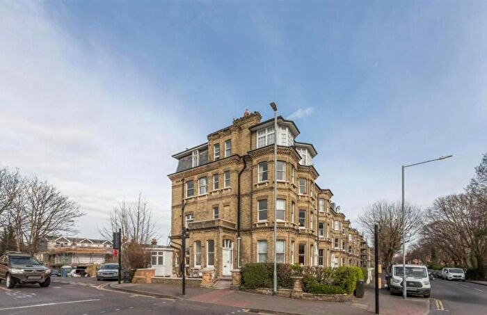 2 Bedroom Flat To Rent In The Drive, Hove, BN3