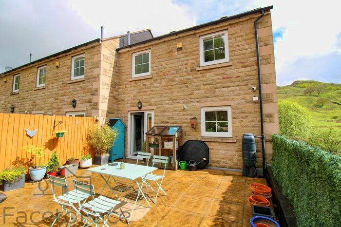 4 Bedroom Town House For Sale In Ivy Place, Todmorden, OL14