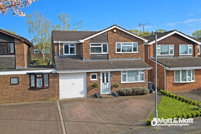 4 Bedroom Link Detached House For Sale In De Vitre Green, Wokingham, Berkshire, RG40