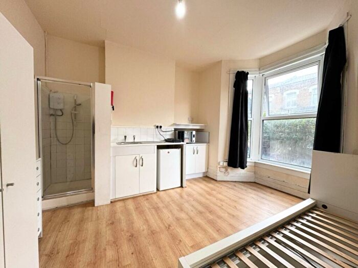 Flat To Rent In Elsden Road, Tottenham, N17
