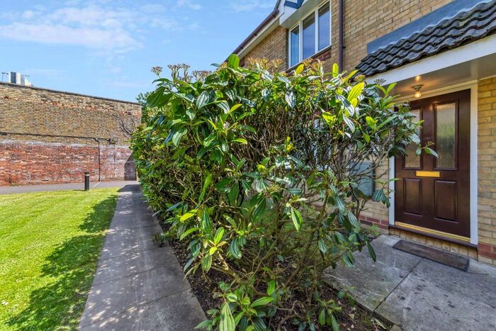2 Bedroom Maisonette To Rent In Dorset Mews, London, N3