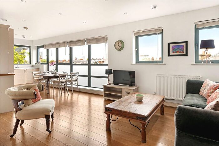 1 Bedroom Flat For Sale In Battersea Park Road, London, SW11
