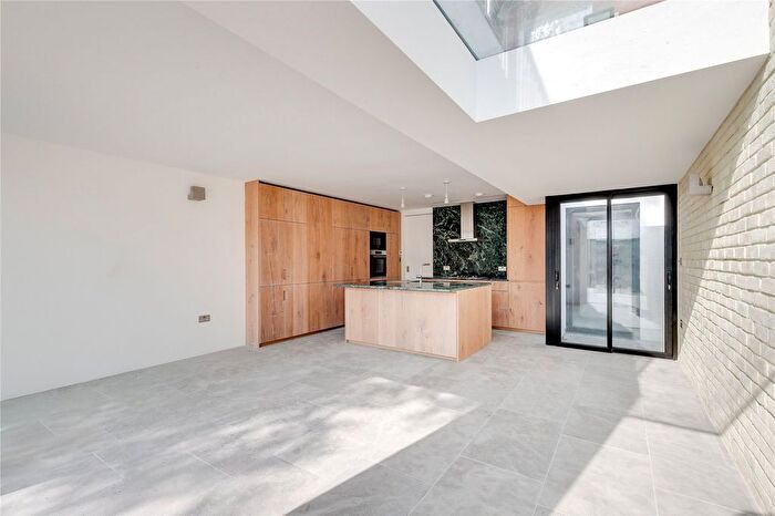 2 Bedroom Flat To Rent In Pilgrims Lane, Hampstead, London, NW3