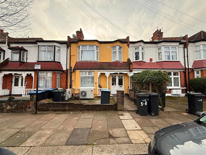Studio To Rent In Kelvin Avenue, London, N13