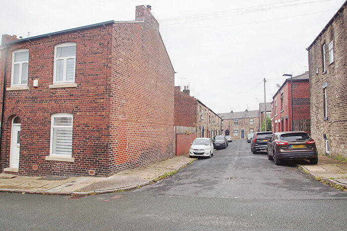 3 Bedroom End Of Terrace House For Sale In West Street, Lees, Oldham, OL4