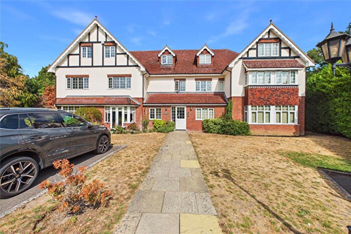 2 Bedroom Flat For Sale In Wilson Way, Horsell, Surrey, GU21