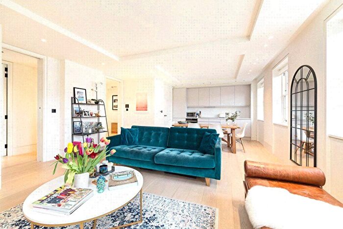 3 Bedroom Flat To Rent In Portobello Road, London, W11
