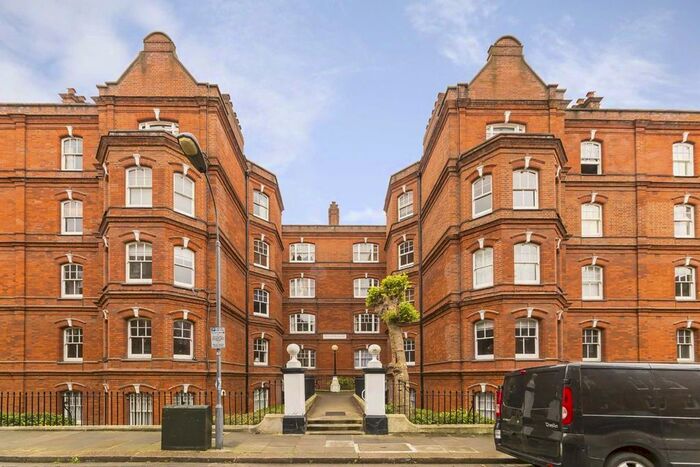 3 Bedroom Flat To Rent In Queen's Club Gardens, London, W14