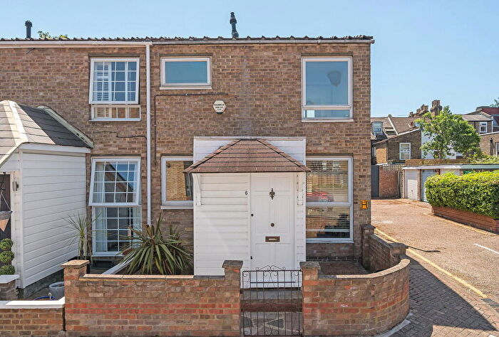 3 Bedroom End Of Terrace House For Sale In Hanson Close, London, SW12