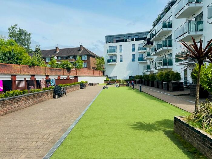 2 Bedroom Flat To Rent In Punam Apartments, A Windsor Close, Northwood, Middlesex, HA6