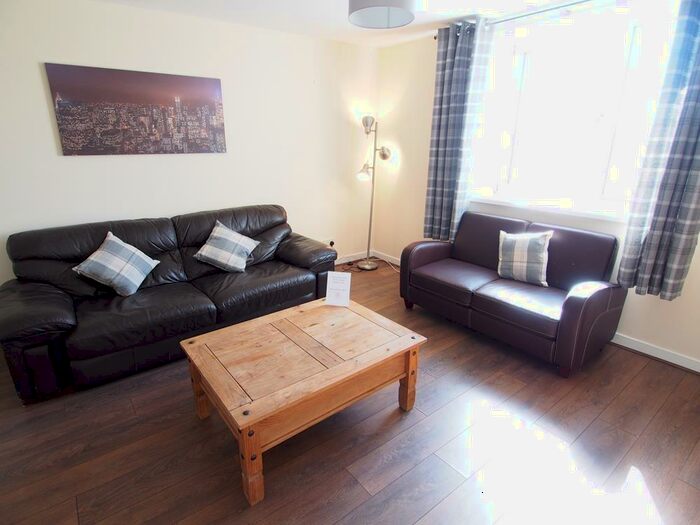 3 Bedroom Flat To Rent In Urquhart Road, Top Floor, AB24
