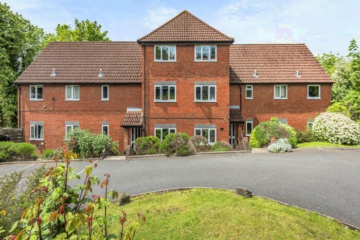 2 Bedroom Apartment To Rent In High Wycombe, Buckinghamshire, HP13