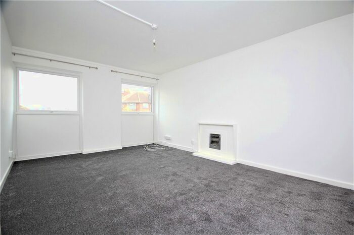 2 Bedroom Flat To Rent In Queens Parade, North Road, South Lancing, West Sussex, BN15