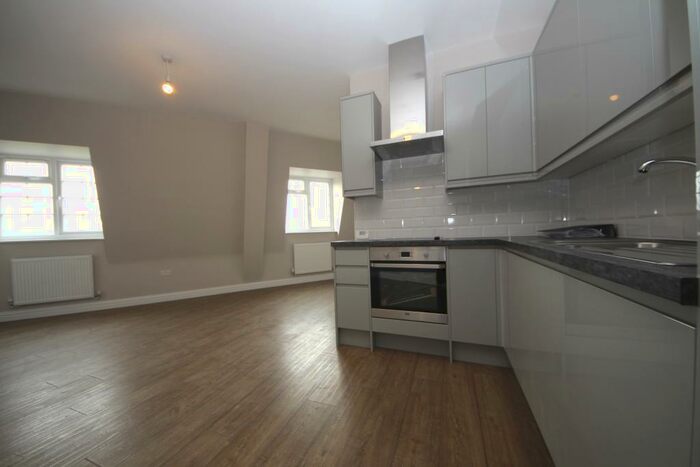 3 Bedroom Flat To Rent In Malden Manor, KT3