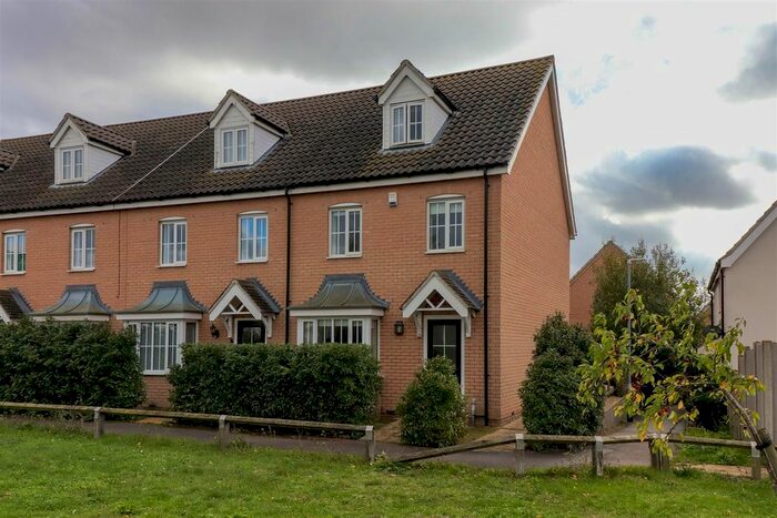 3 Bedroom Semi-Detached House To Rent In Mary Clarke Close, Hadleigh, Ipswich, IP7