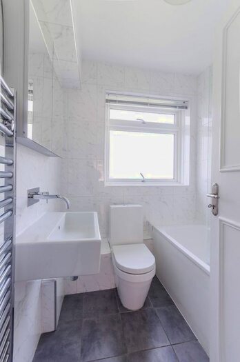 2 Bedroom Flat To Rent In St Anthony's Court, Nightingale Triangle, London, SW12