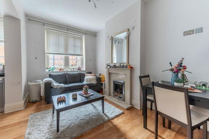 2 Bedroom Flat To Rent In Park Walk, Chelsea, London, SW10