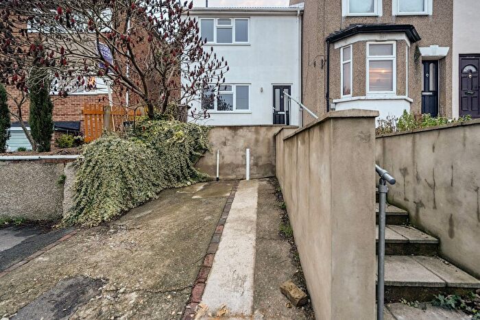 2 Bedroom Detached House For Sale In Beacon Road, Chatham, Kent, ME5