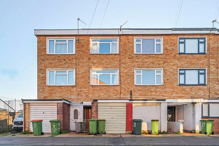 3 Bedroom Terraced House For Sale In Fisher Street, Canning Town, London, E16