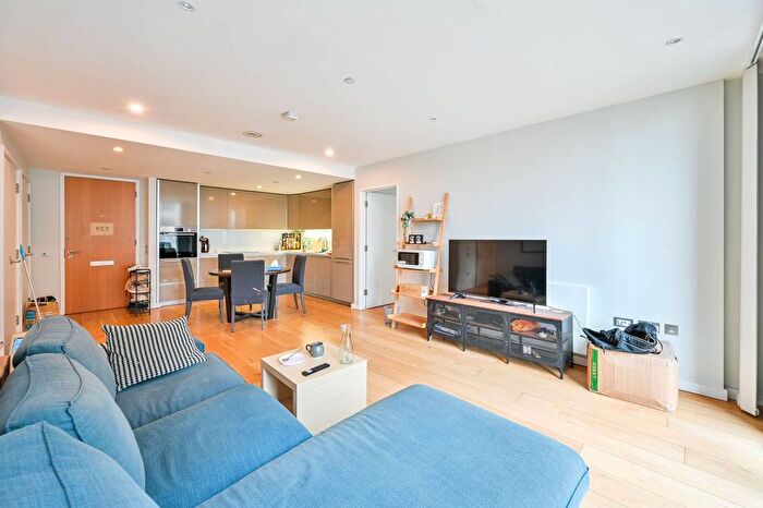 2 Bedroom Flat To Rent In Walworth Road, Elephant And Castle, London, SE1