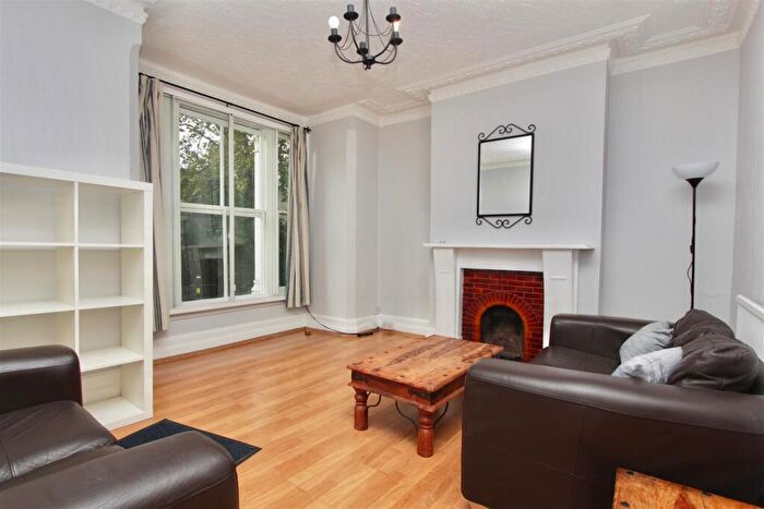 3 Bedroom Maisonette To Rent In Green Lanes, N16