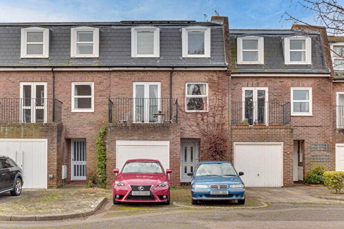 4 Bedroom Town House For Sale In Marine Court, Southsea, PO4