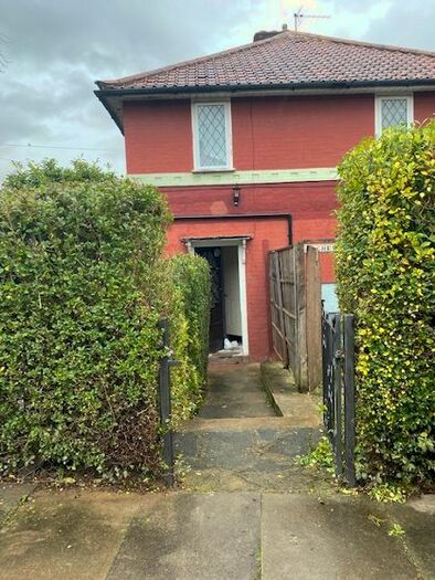 3 Bedroom Flat To Rent In Colchester Road, Edgware HA8