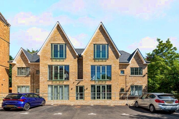 3 Bedroom Flat To Rent In Filmer Grove, Godalming, GU7