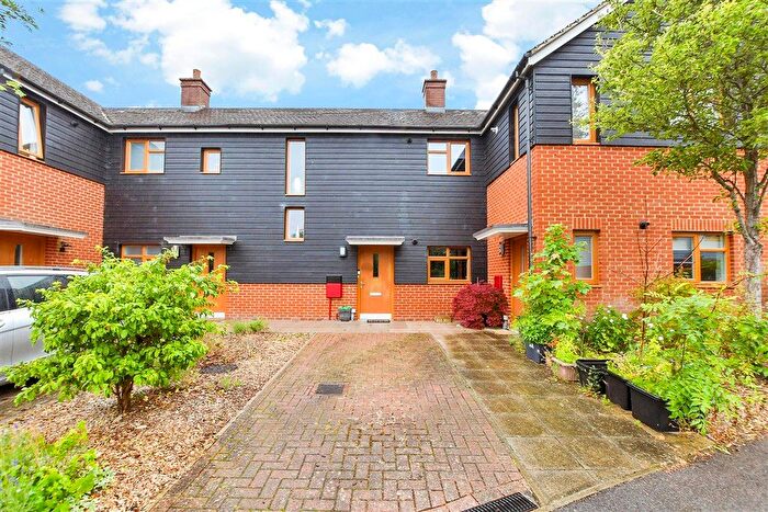 2 Bedroom Maisonette For Sale In Whitmore Way, Horley, Surrey, RH6