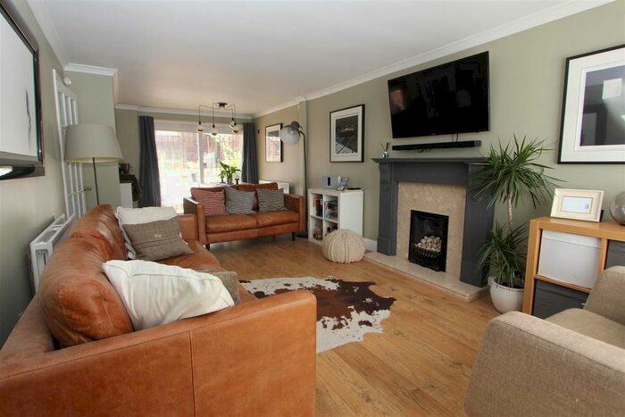 3 Bedroom Detached House To Rent In Dale Park Gardens, Cookridge, Leeds, LS16