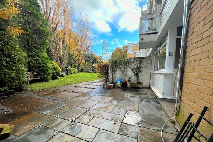 2 Bedroom Flat To Rent In Woking, GU22