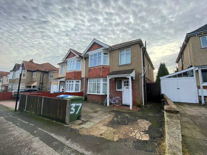 5 Bedroom House To Rent In Blenheim Gardens, SO17