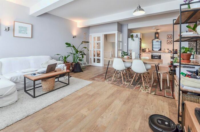 2 Bedroom Town House To Rent In Cliff Road, Nottingham, NG1