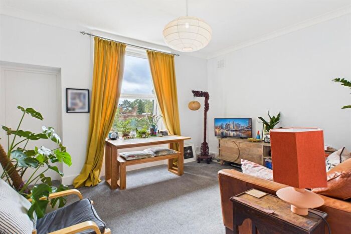 2 Bedroom Flat For Sale In Thicket Road, London, SE20