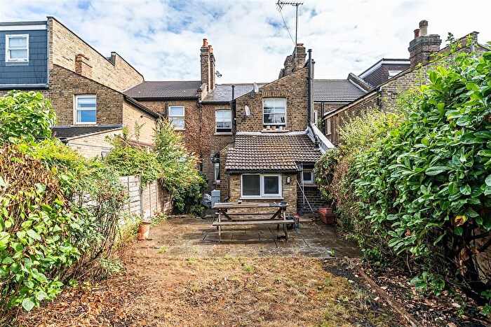2 Bedroom Flat To Rent In Brightwell Crescent, London, SW17