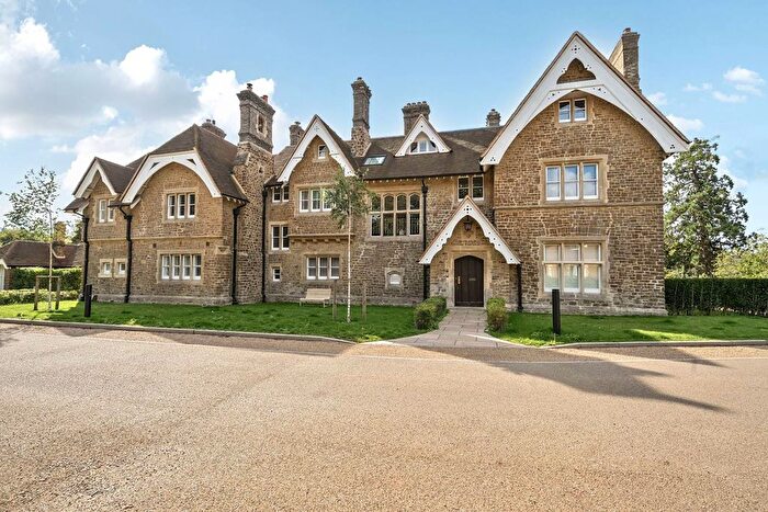 3 Bedroom Flat For Sale In Oakley Gardens, Redhill, Merstham, RH1