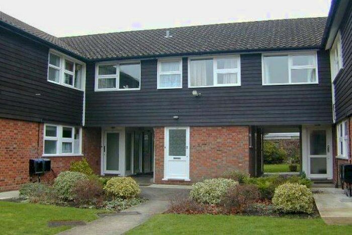 2 Bedroom Flat To Rent In Cedar Court, Cambridge, CB2