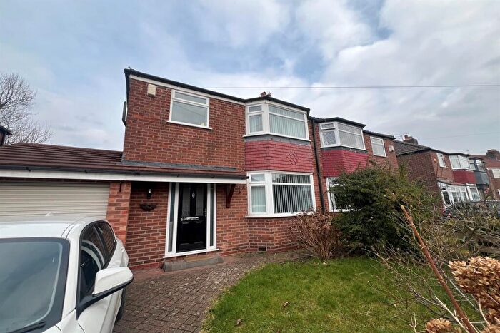 3 Bedroom Semi-Detached House To Rent In Newlyn Drive, Sale, M33