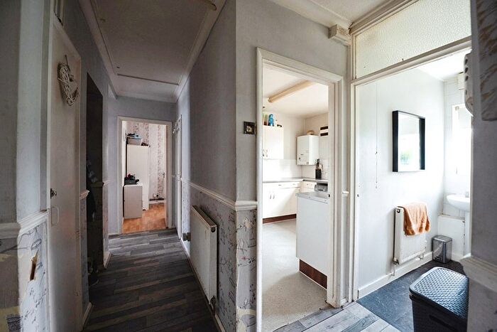 2 Bedroom Flat For Sale In Rose Lane, Romford, RM6