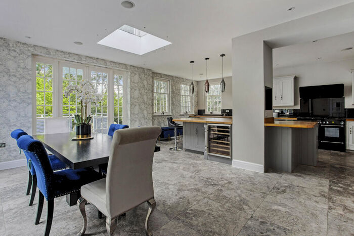 5 Bedroom Detached House For Sale In Roundhill Drive, Woking, GU22