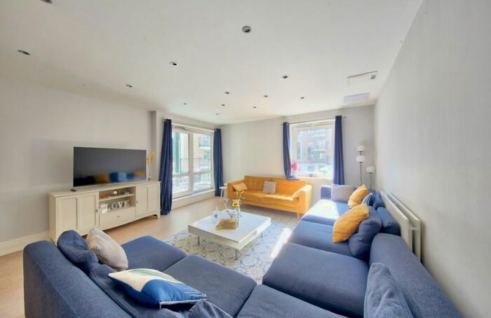 3 Bedroom Flat To Rent In Warren House, Beckford Close, London, W14