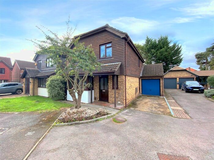 Houses for sale & to rent in RG41 5AS, King Street Lane, Winnersh Wokingham