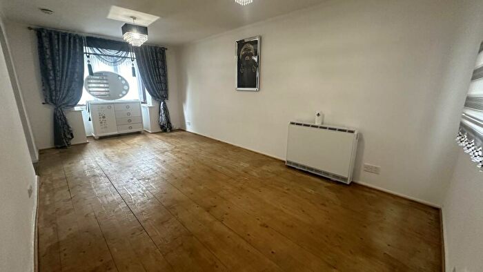 2 Bedroom Flat To Rent In Swaythling Close, London, N18