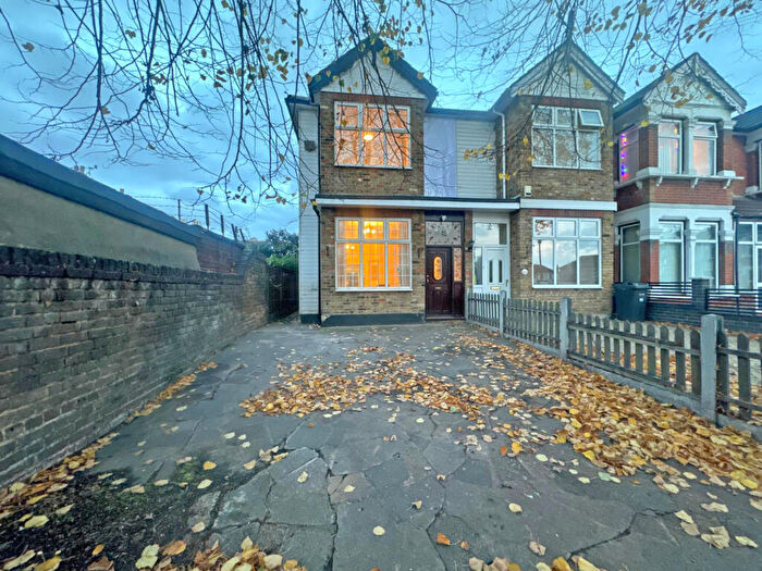 3 Bedroom Terraced House To Rent In Arlington Gardens, Ilford, Essex, IG1