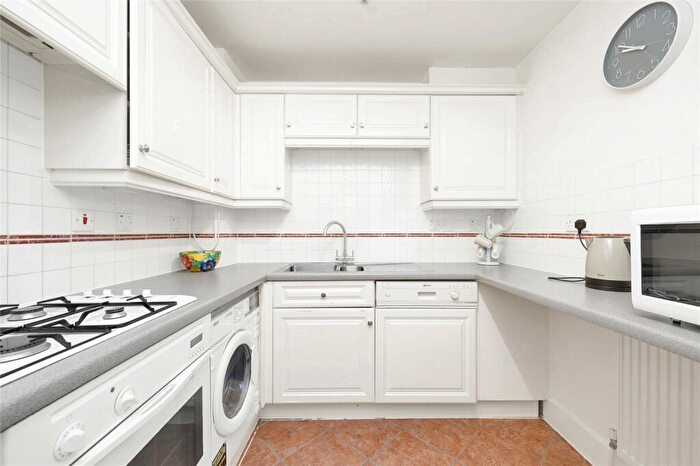 2 Bedroom Apartment To Rent In Victory Place, E14